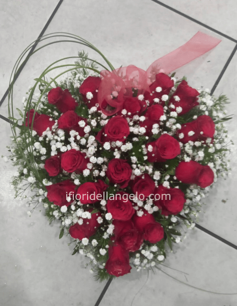 Cuore di rose colore rosso